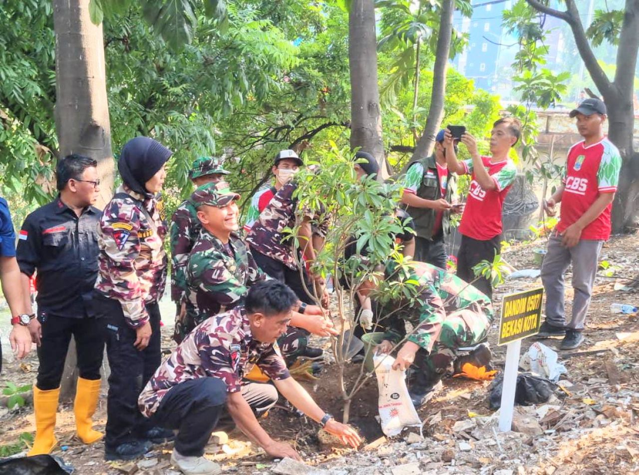 Dandim Bks Bersama Pilar Menanam Pohon Dan Bersihkan Kali Dalam