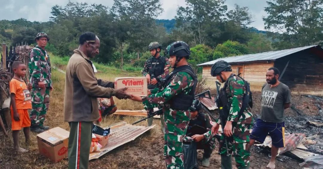 Derita Rakyat Derita TNI, Yonif R 321 Sumbang Pakaian dan Sembako