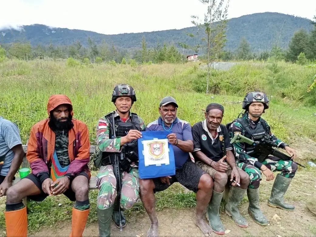 TNI Dicintai Rakyat Papua, Honai-Honai Nikmati Sembako Dari Prajurit Kostrad