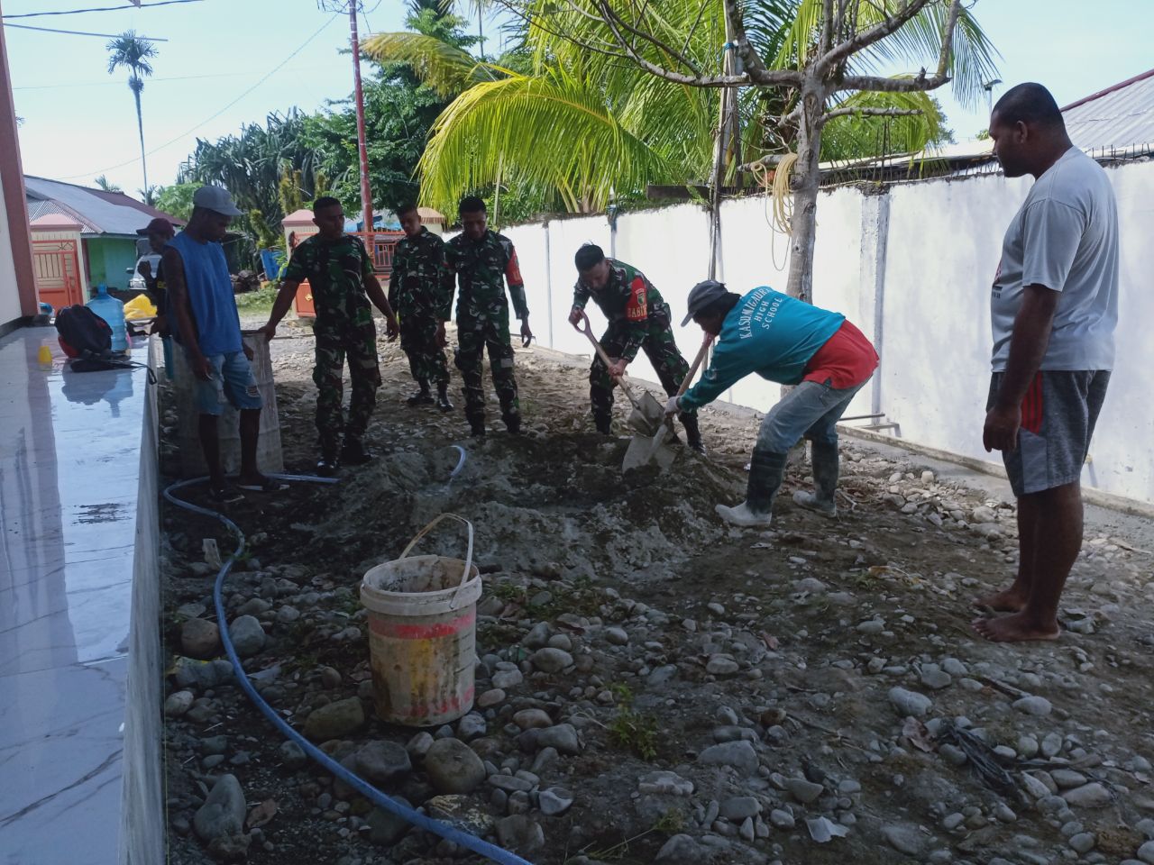 Perkokoh Kemanunggalan, Babinsa Koramil 1710-02/Timika Bersama Warga Kerja Bakti Bangun Gereja