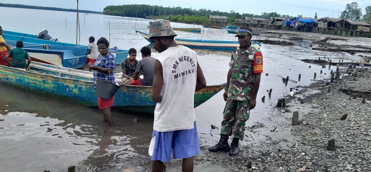 Komsos Dengan Nelayan, Babinsa Koramil 07/Mapurujaya Himbau Waspada Saat Melaut