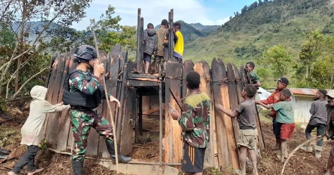 Bahu Membahu Bersama Warga Nduga, Bangun Rumah Adat