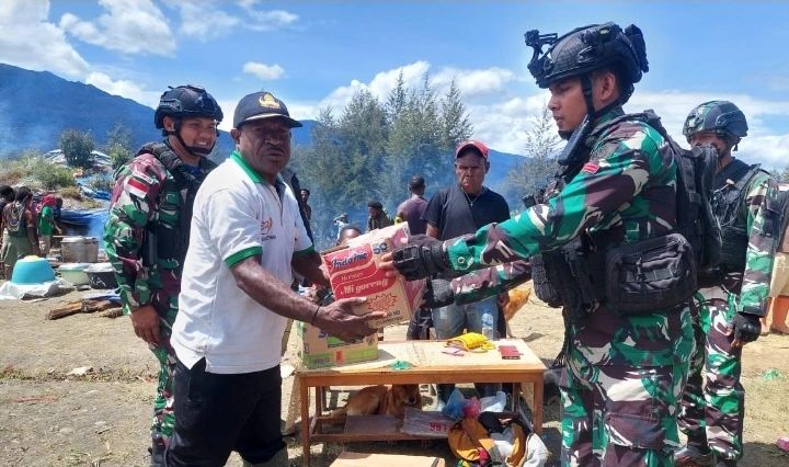 Peduli Duka Warga, Prajurit Kostrad Bantu Kedukaan Berikan Sembako