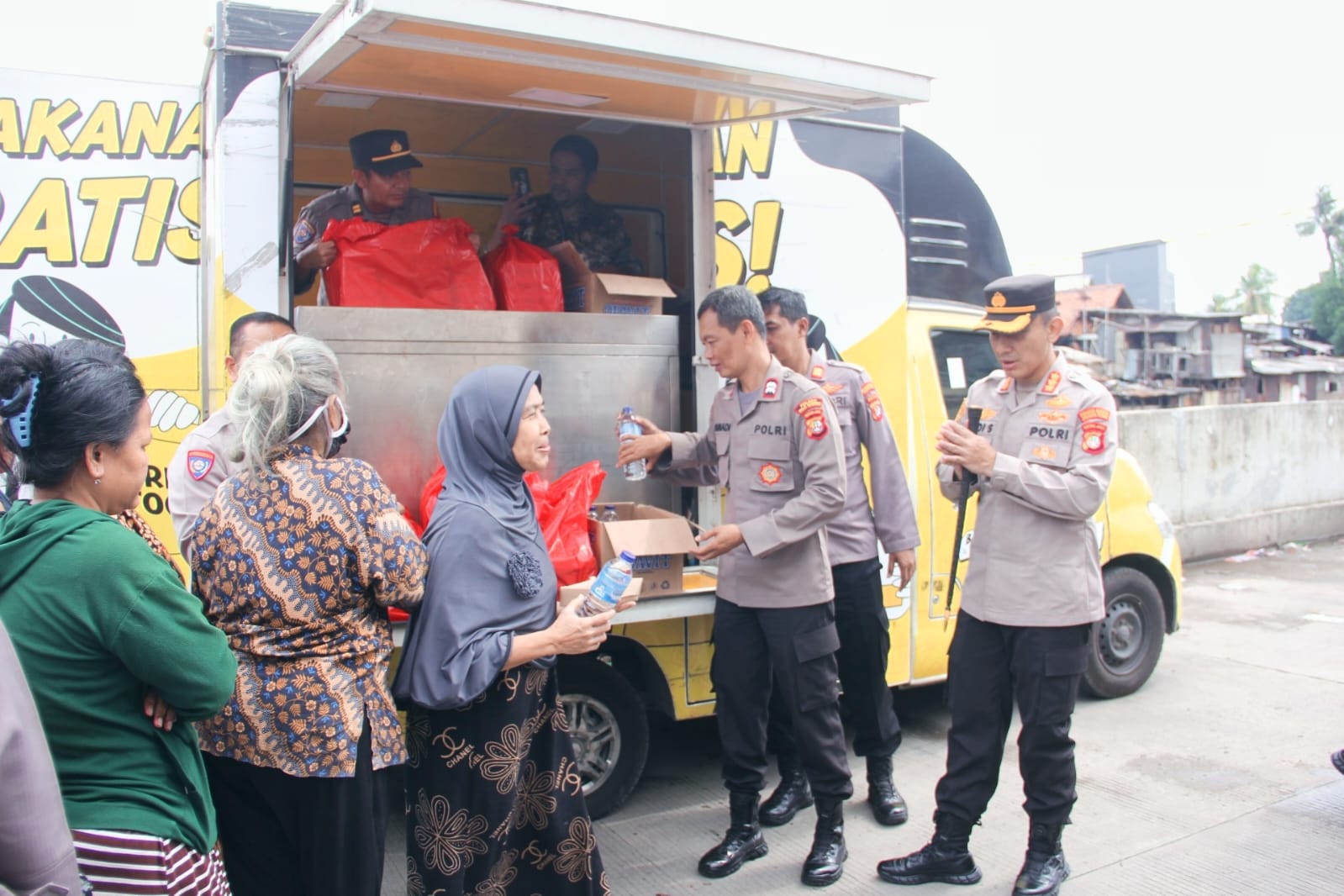 Polres Metro Jakarta Timur Bagikan Nasi Box dan Minuman Gratis Untuk Warga Kayu Mas Utara Pulogadung