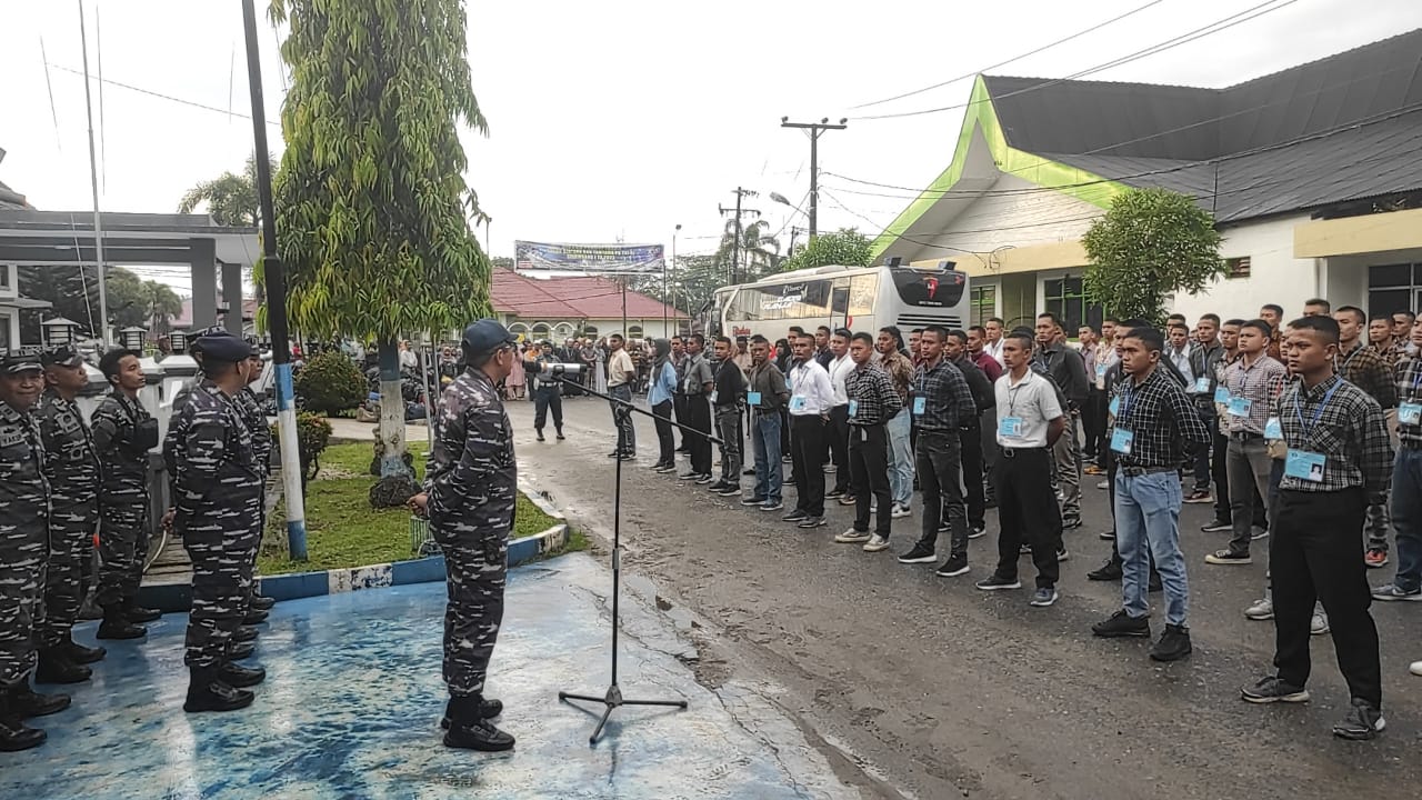 Komandan Pangkalan TNI AL TBA Berangkatkan 226 Casis Ikuti Tes di Mako Lantamal I Belawan