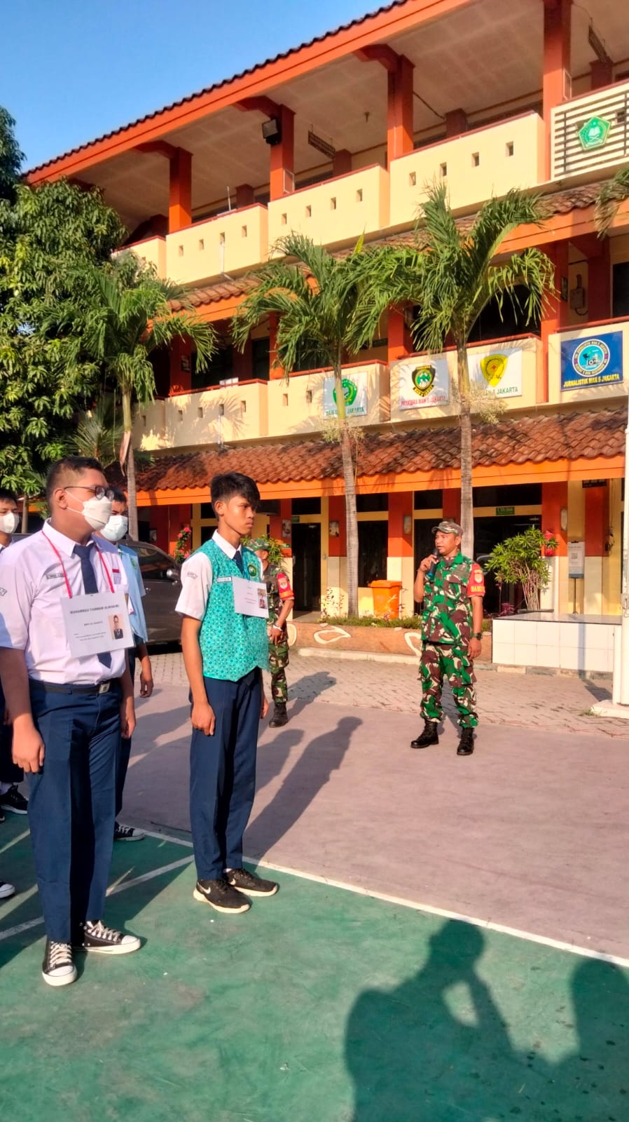 Sukseskan Army Go To School, Babinsa Koramil-05/Cilincing Bekali Wasbang Siswa SMAN 52