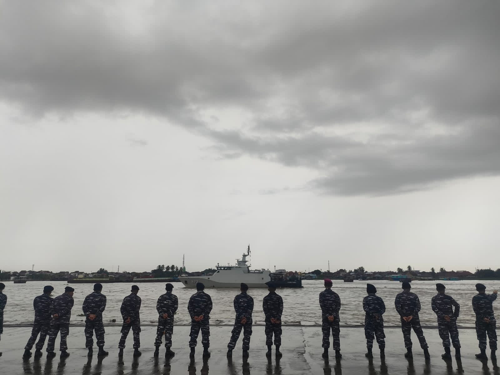 Danlanal Palembang Lepas Keberangkatan KRI Karotang -872 di Dermaga PT. Pelindo II Palembang