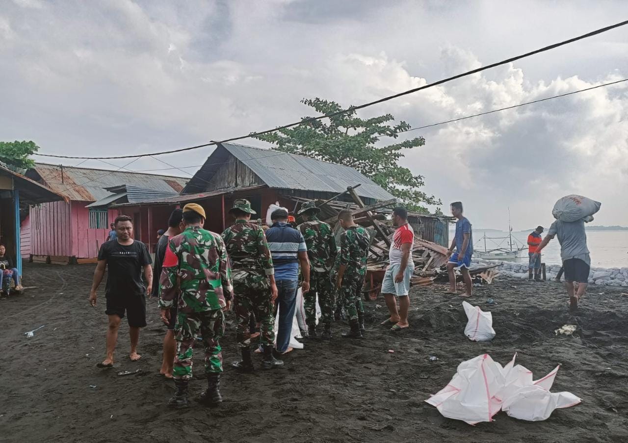 Satgas Satuan Organik Yon Arhanud 3/YBY Bantu Membuat Tanggul Sementara Penahan Air di Bibir Pantai