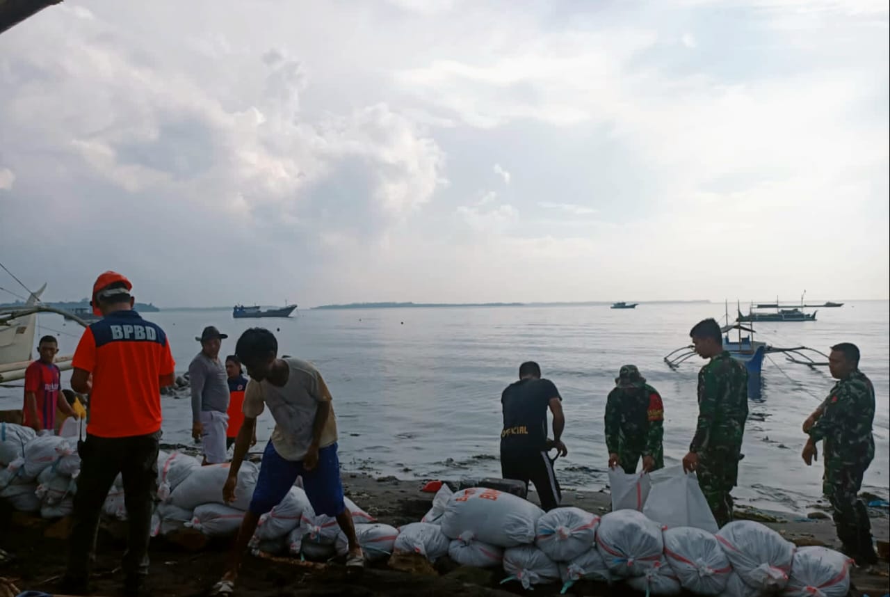 Satgas Satuan Organik Yon Arhanud 3/YBY Bantu Membuat Tanggul Sementara Penahan Air di Bibir Pantai