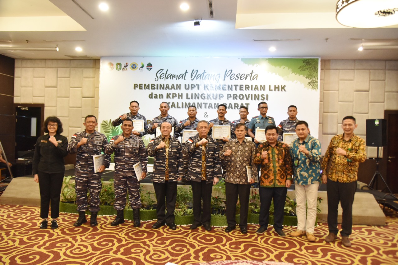 Danlantamal XII Pontianak Terima Penghargaan Dari Kementerian Lingkungan Hidup dan Kehutanan Republik Indonesia