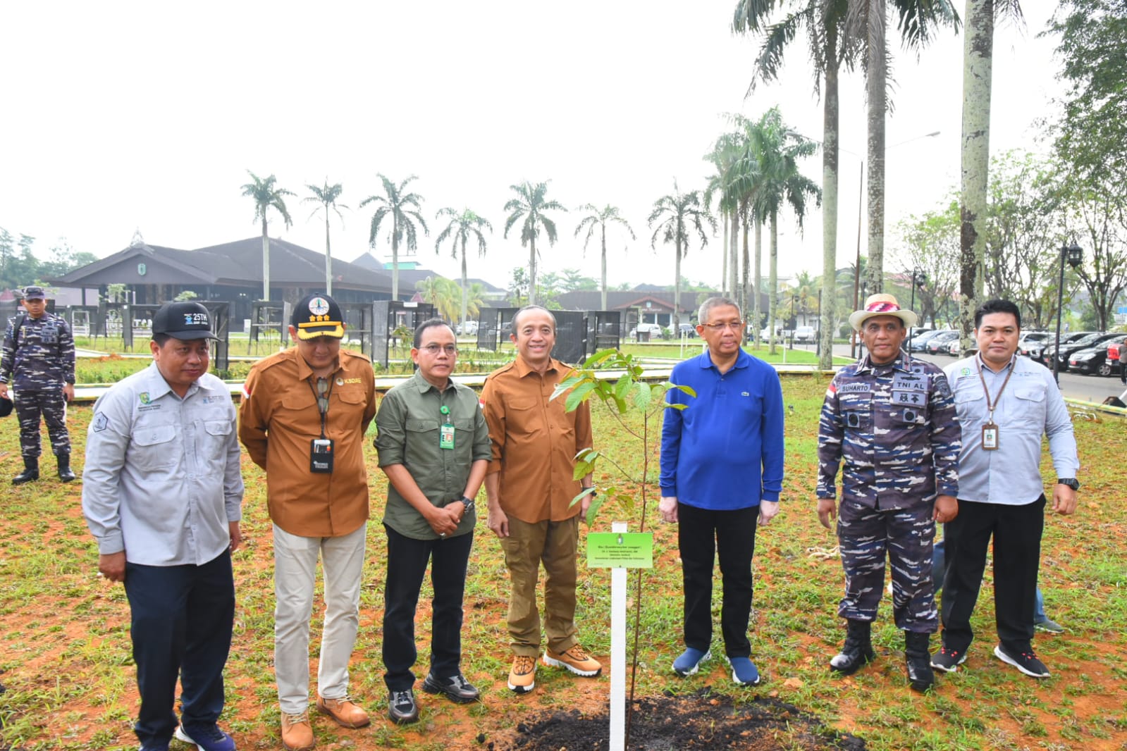 Danlantamal XII Bersama Gubernur Kalbar dan Sekjen KLH dan Kehutanan Laksanakan Penanaman Pohon di Halaman Pendopo Gubernur Kalbar