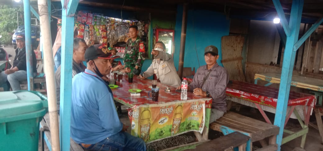 Jalin Silaturahmi, Babinsa Bersama Binmas Komsos di Tengah Masyarakat