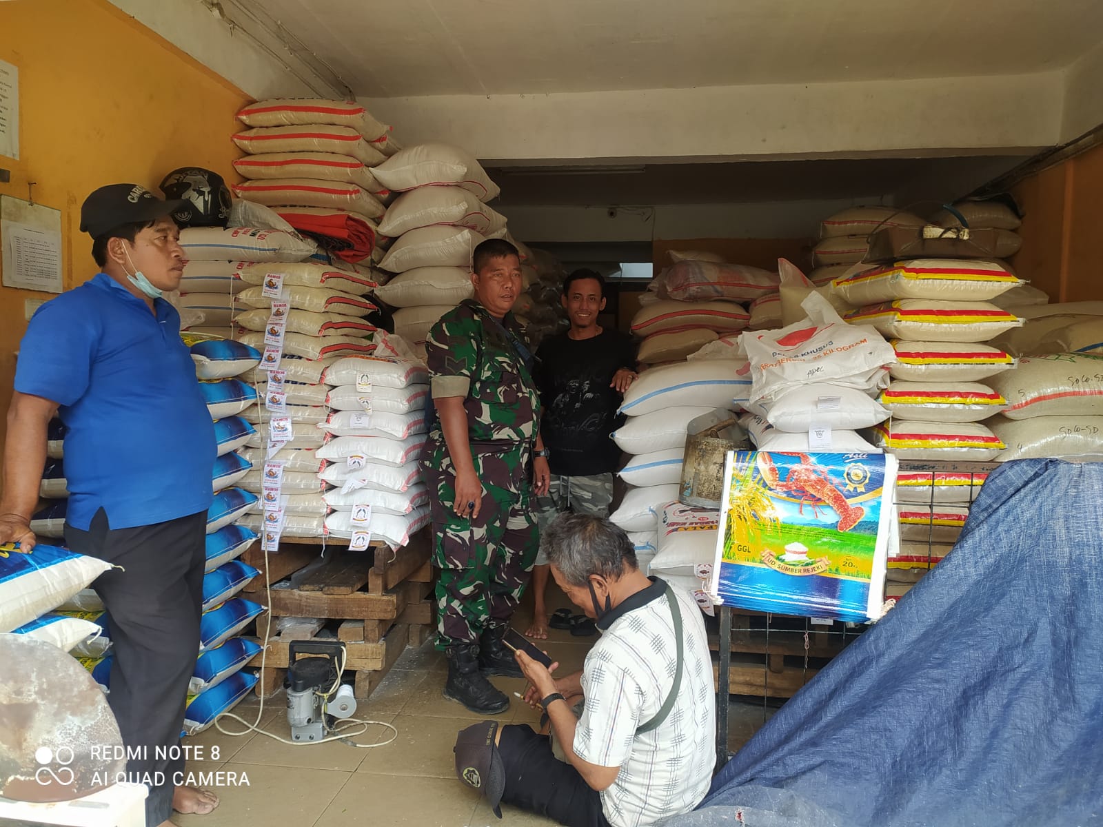 Monitoring Harga Beras, Babinsa Turun Ke Pasar Tradisional