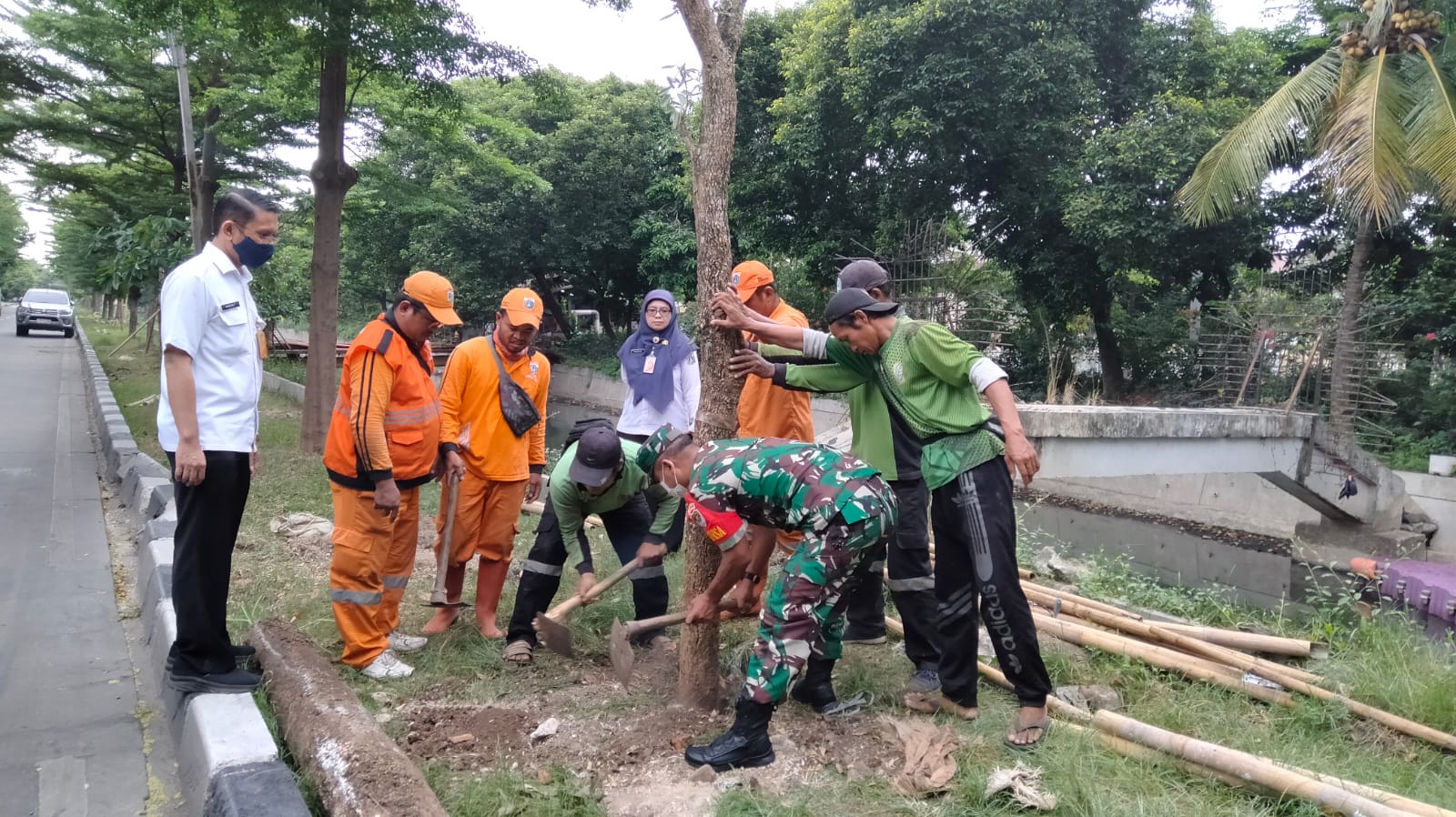 Peduli Lingkungan, Babinsa Ancol dan Kasi Ekbang kolaborasi Penanaman Pohon di Wilayah Binaanya