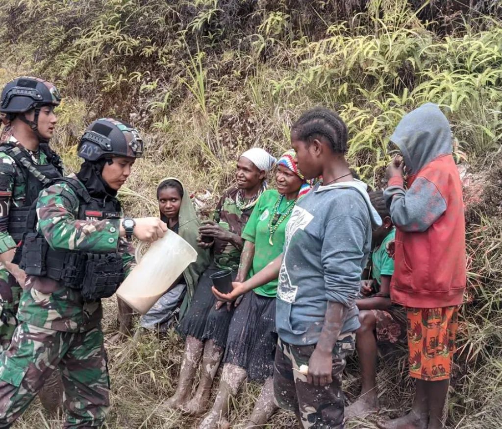 Di Kebun Penuh Keakraban, Prajurit Kostrad Turut Berkebun Bersama Warga Nduga