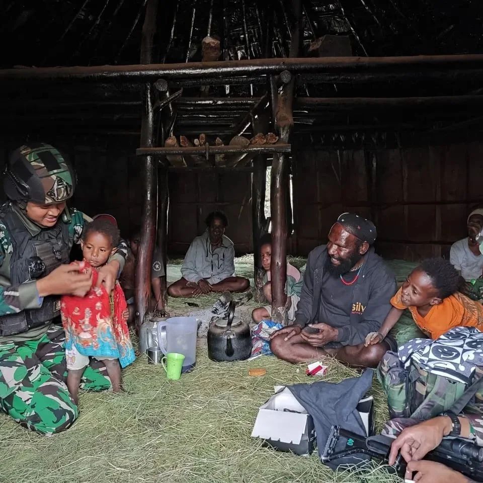 Kegembiraan Warga Terima Pakaian, Yonif R 30 Kostrad Bagikan Pakaian di Puncak Papua