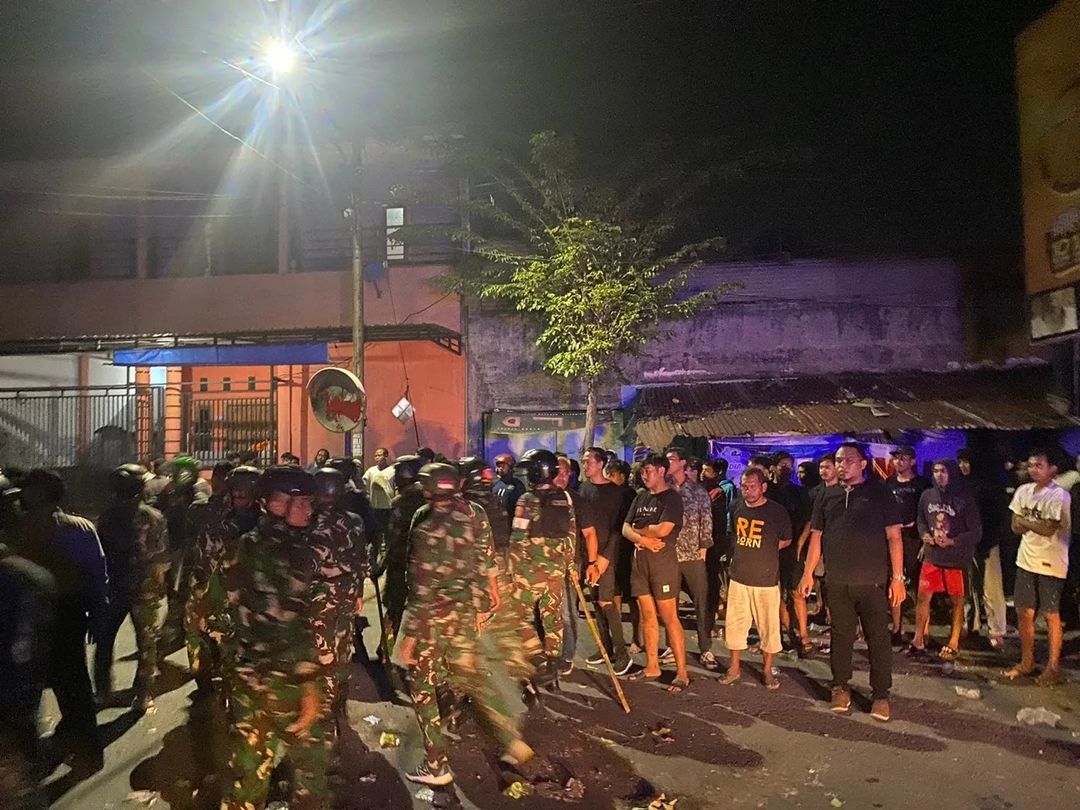 Perguruan Silat Bentrok Dengan Warga, Pasukan Para Raider Kostrad Sigap dan Cepat Bubarkan Massa