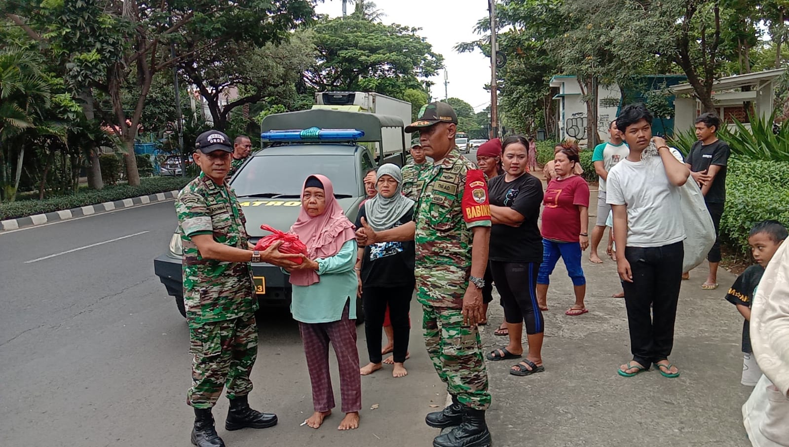 Jumat Berkah, Koramil-02/Penjaringan Bagikan Paket Sembako