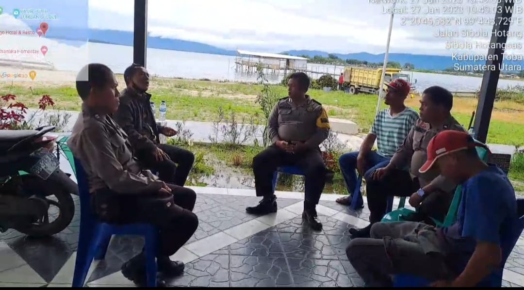Personil Polsek Balige Melaksanakan Kegiatan Jumat Curhat Kepada Masyarakat