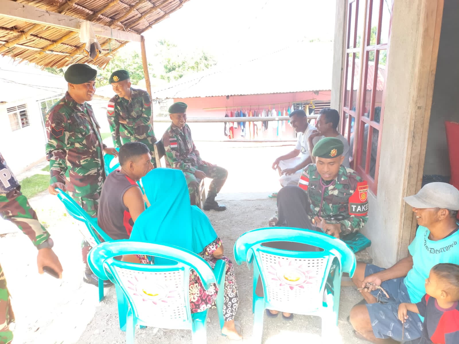 Peduli Kesehatan Masyarakat, Satgas Yonarmed 1 Kostrad Gelar Pelayanan Kesehatan Keliling