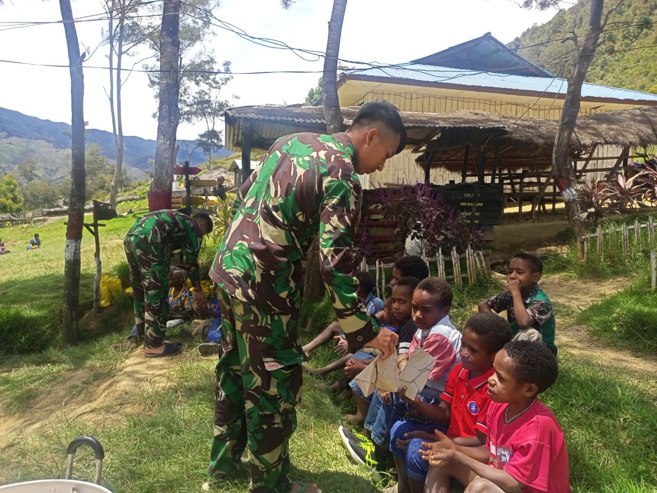 Tingkatkan keimanan, Satgas Yonif Mekanis 203/AK Laksanakan Ibadah Bersama Jemaat Gereja Mowi