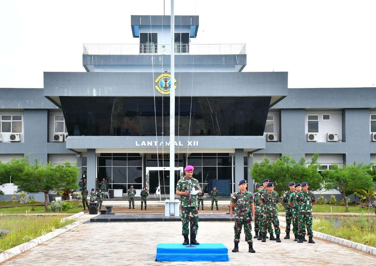 Aspotmar Danlantamal XII Pimpin Upacara Penaikan Bendera Merah Putih di Markas Komando Lantamal XII