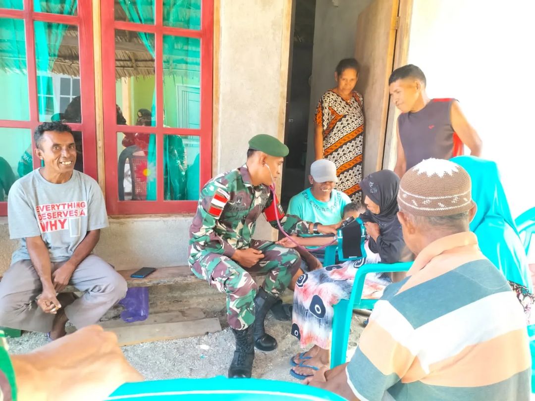 Minim Pelayanan Kesehatan di Leihitu, Prajurit Kostrad Layani Kesehatan Keliling