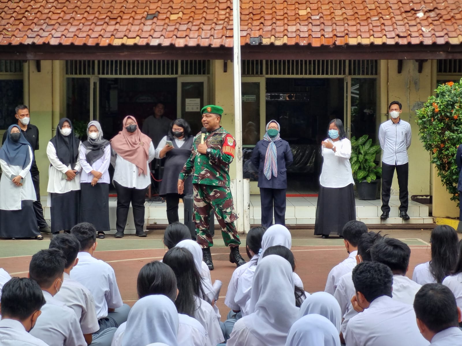 Pesan Danramil 02/Pondok Gede Saat Sampaikan Wawasan Kebangsaan di Hadapan Siswa SMA Yadika 4