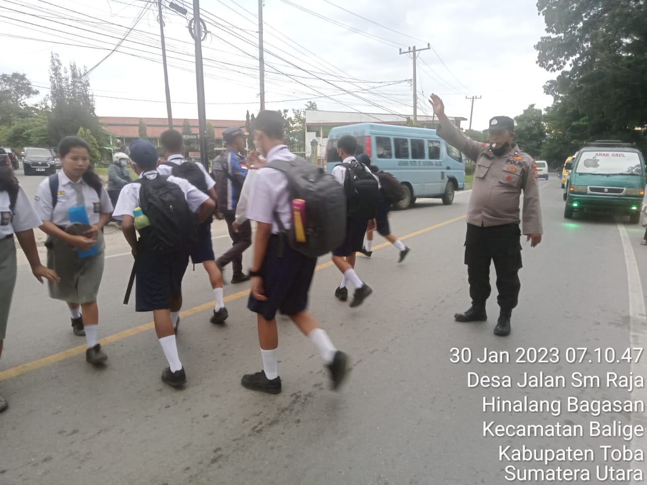 Rutinitas Gatur Lalin Pagi, Polsek Balige Bantu Menyeberangkan Anak Sekolah