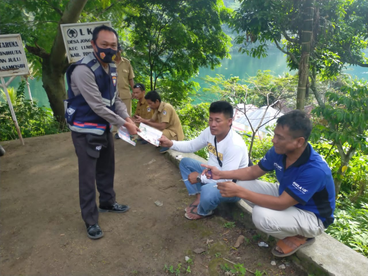 Polsek Lumbanjulu Sosialisasikan dan Membagikan Serta Tempel Stiker F1H20
