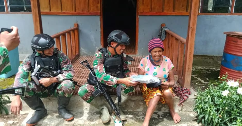 Sering Melihat Mama Wendius Berjalan Tanpa Alas Kaki, Satgas Yonif Mekanis 203/AK Berikan Sepatu