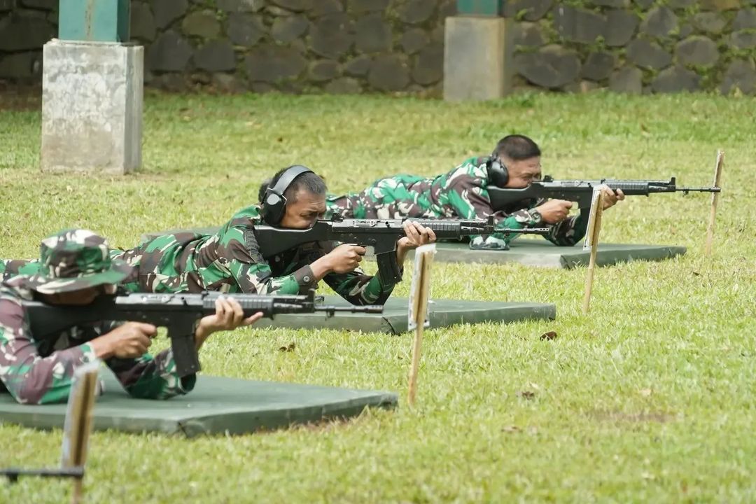 Kemampuan Menembak Modal Utama Prajurit, Kasdivif 1 Kostrad Brigjen TNI J. Binsar Parluhutan Sianipar Pimpin Latihan Menembak
