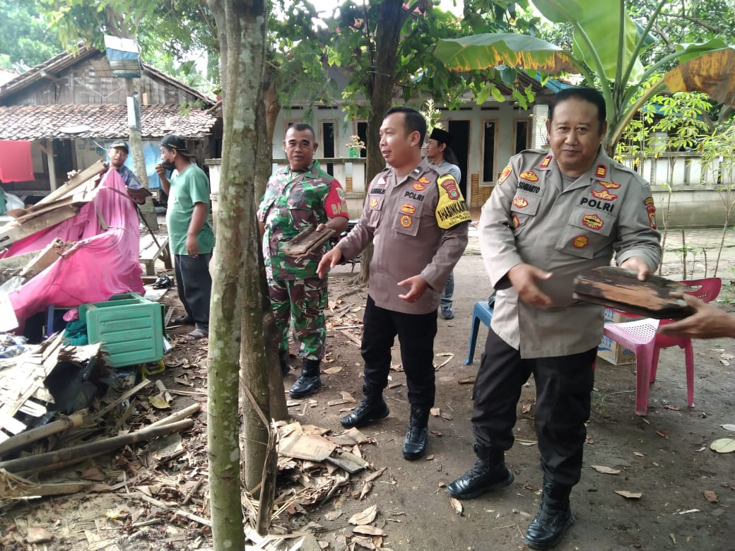Kapolsek Pakuhaji Polres Metro Tangerang Kota Bersama Danramil 10/Pakuhaji Gotong Royong Perbaiki Rumah Roboh