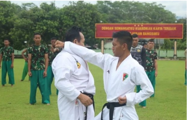 Pertajam Kemampuan Beladiri, Machrup Elrick Latihkan Karate Kepada Prajurit Yonif Raider 515 Kostrad