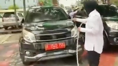 Viral !!! Mensos Tri Rismaharini Cuci Mobil, Diduga Mobil Dinas Belum Bayar Pajak
