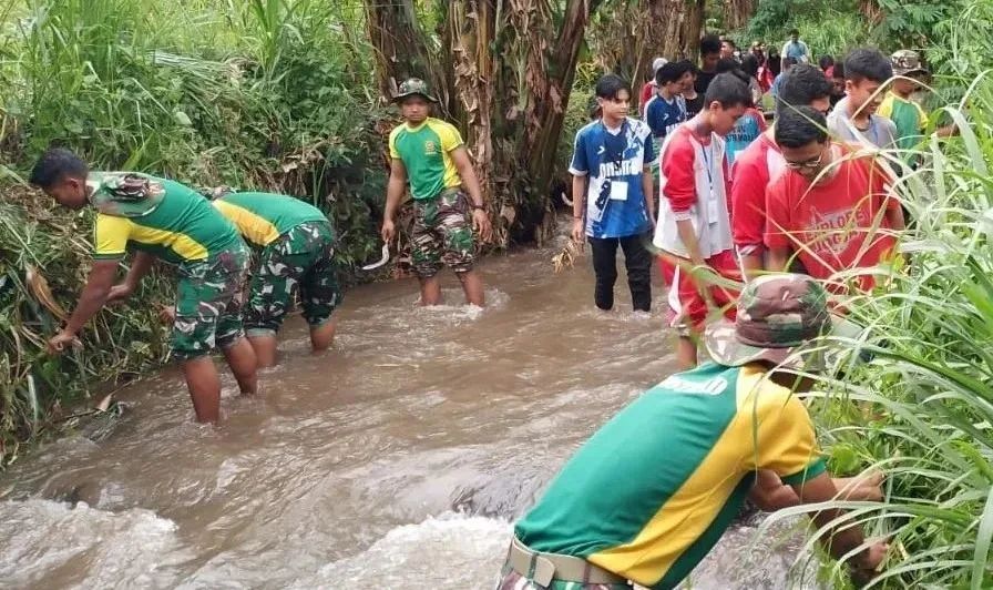 Bersih Bersih Sungai Jaga Lingkungan,Kebersamaan TNI Dengan Siswa Siswi SMAN 1 Lawang