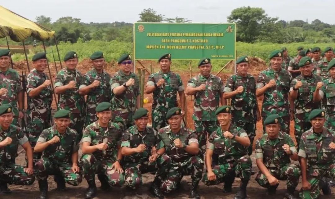 <strong>Remaja Barak Nyaman dan Sejahtera,Pangdivif 3 Kostrad Mayjen TNI Novi Helmy Prasetya, S.I.P., M.I.P. Bangun Barak</strong>