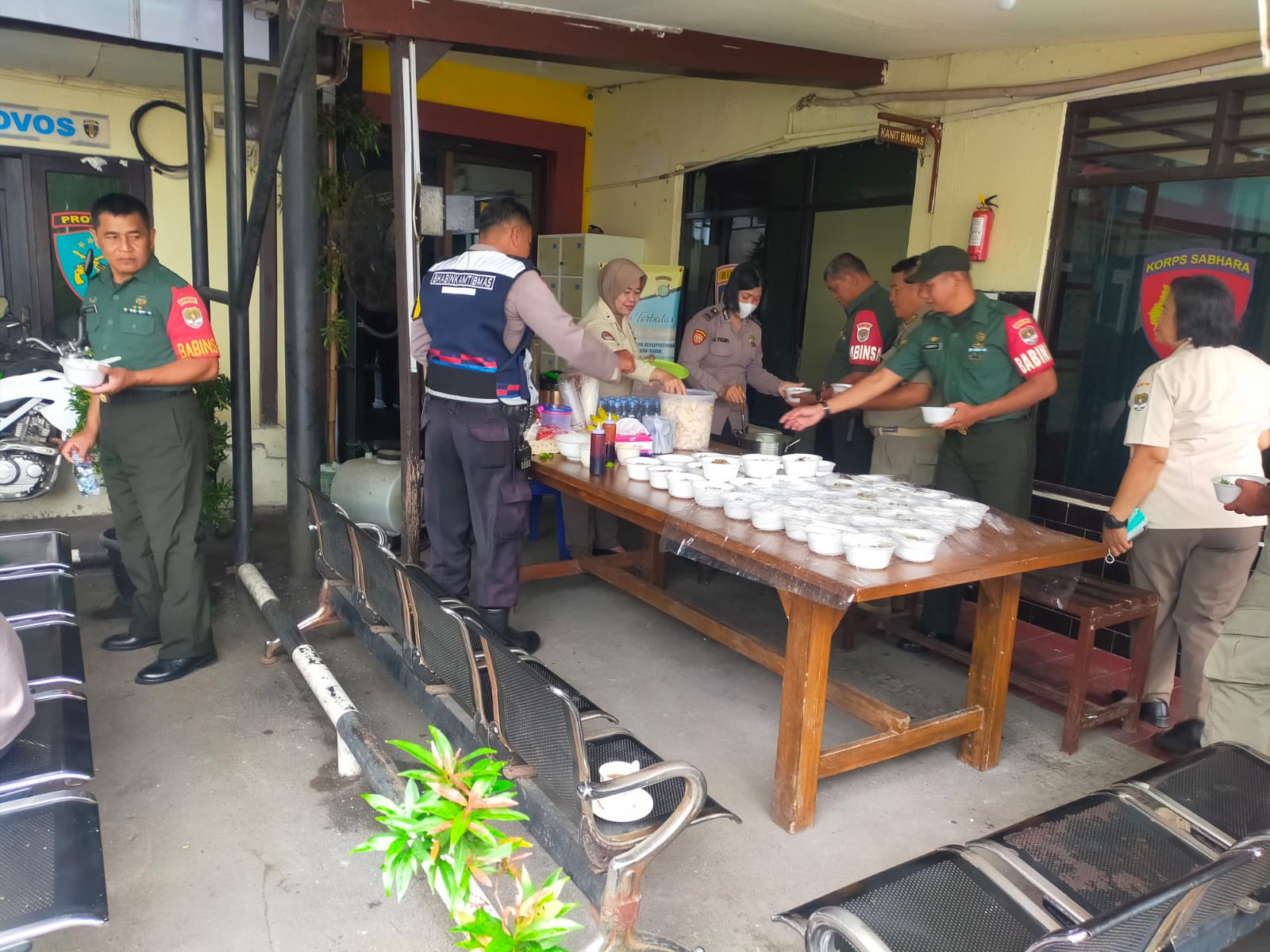 Perkuat Sinergitas, Koramil dan Polsek Pondok Gede Jalin Silaturahmi Makan Pagi Bersama