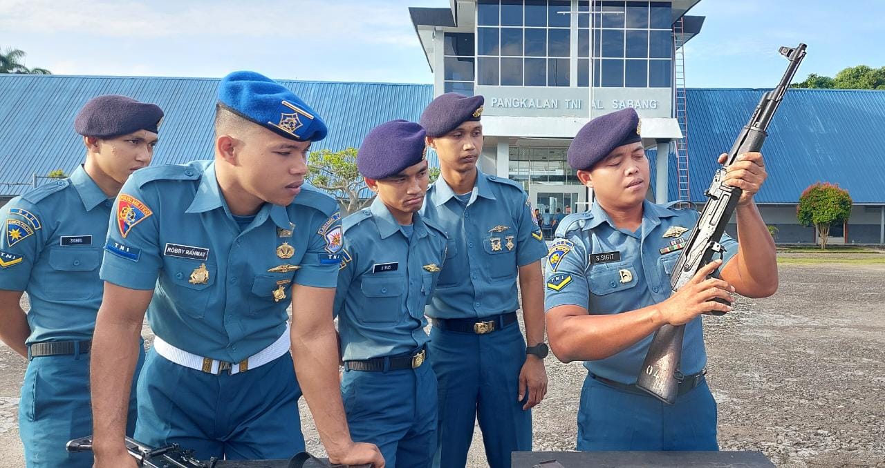 Prajurit Lanal Sabang Latihan Bongkar Pasang Senjata