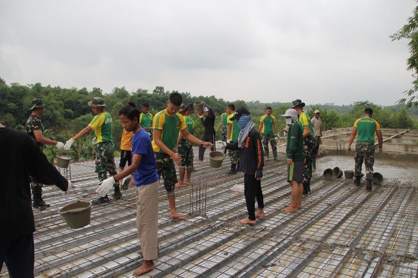 Wujud Kepedulian, Yonif Mekanis 318/Ay Melaksanakan Karya Bakti Pondok Pesantren Roudhotul Ihsan