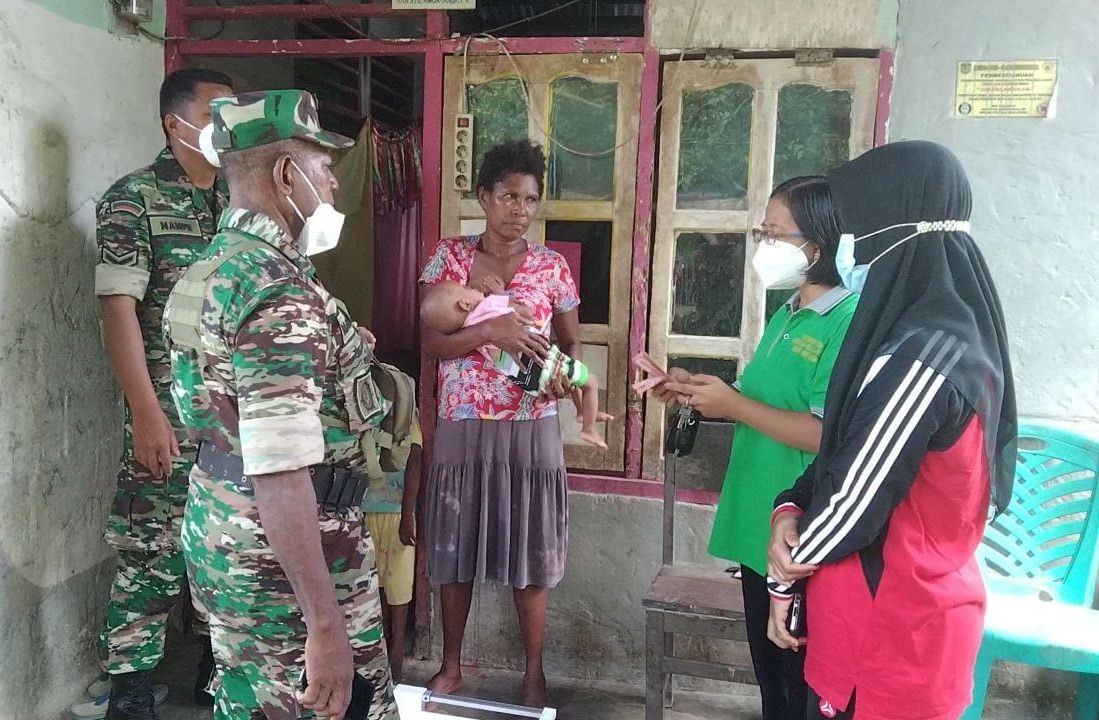 Peduli Dengan Anak Stunting Di Wilayah Binaan, Danramil 1710-07/Mapurujaya Kunjungi Sekaligus Beri Bantuan Sembako