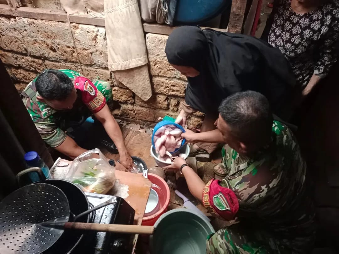 Babinsa Masuk Dapur Warga, Peluk Haru Dari Ibu. Rihani Untuk Babinsa Jatiwaringin