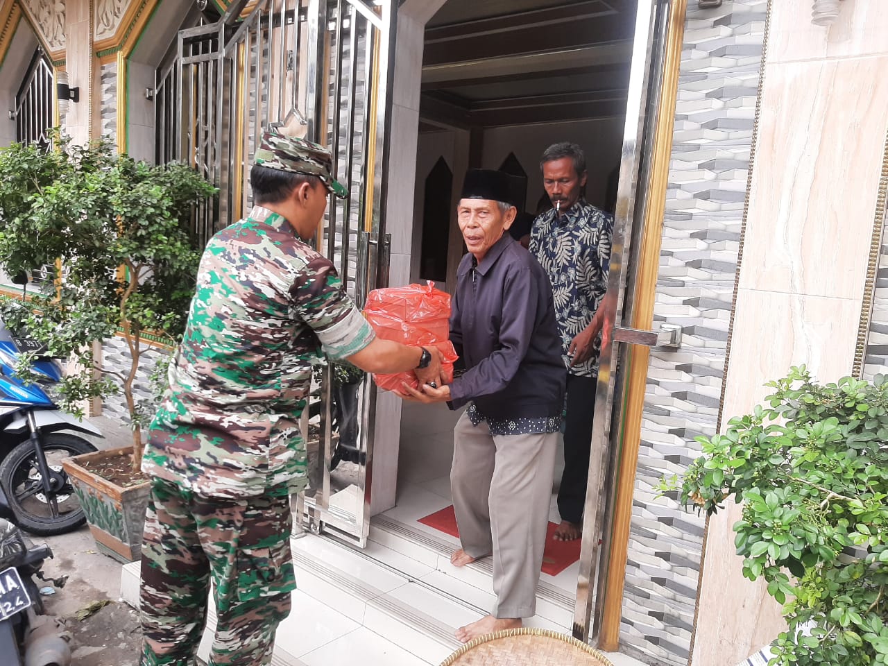 Jumat Berkah, Babinsa Koramil-03/Tg. Priok Bagikan Nasi Kotak