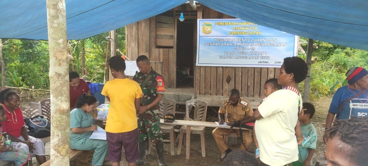 Peduli Dengan Kesehatan Ibu Dan Balita, Babinsa Koramil 1710-06/Agimuga Dampingi Petugas Kesehatan Dalam Kegiatan Posyandu