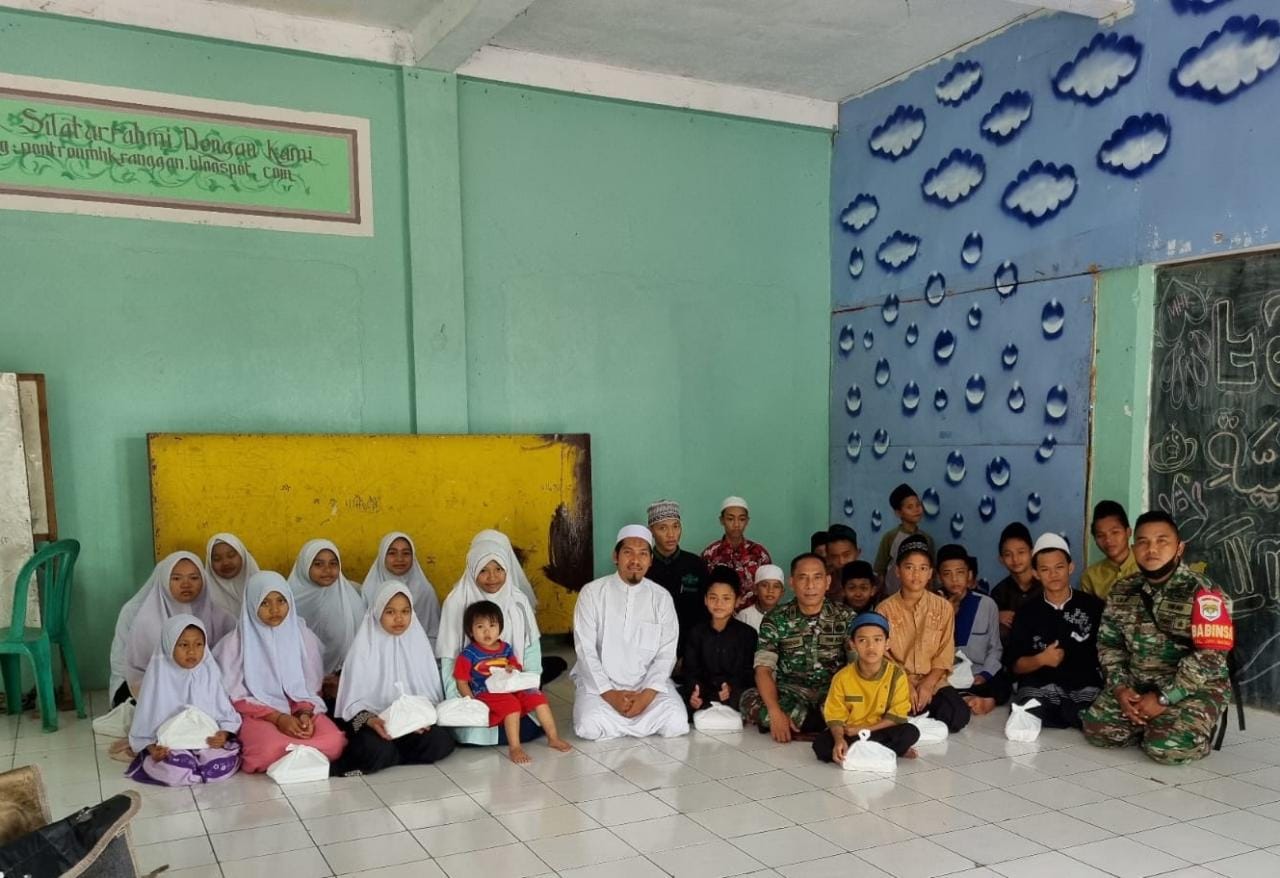 Pasiter Kodim 0507/Bekasi Bersama Babinsa Jatiraden Laksanakan Kegiatan Jumat Berkah di Ponpes Miftahul Huda