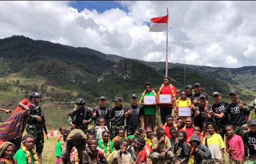 Satgas Yonif Mekanis 203/AK Tanamkan Hidup Sehat Kepada Masyarakat Distrik Malagayneri Dengan Mengadakan Lomba Volly