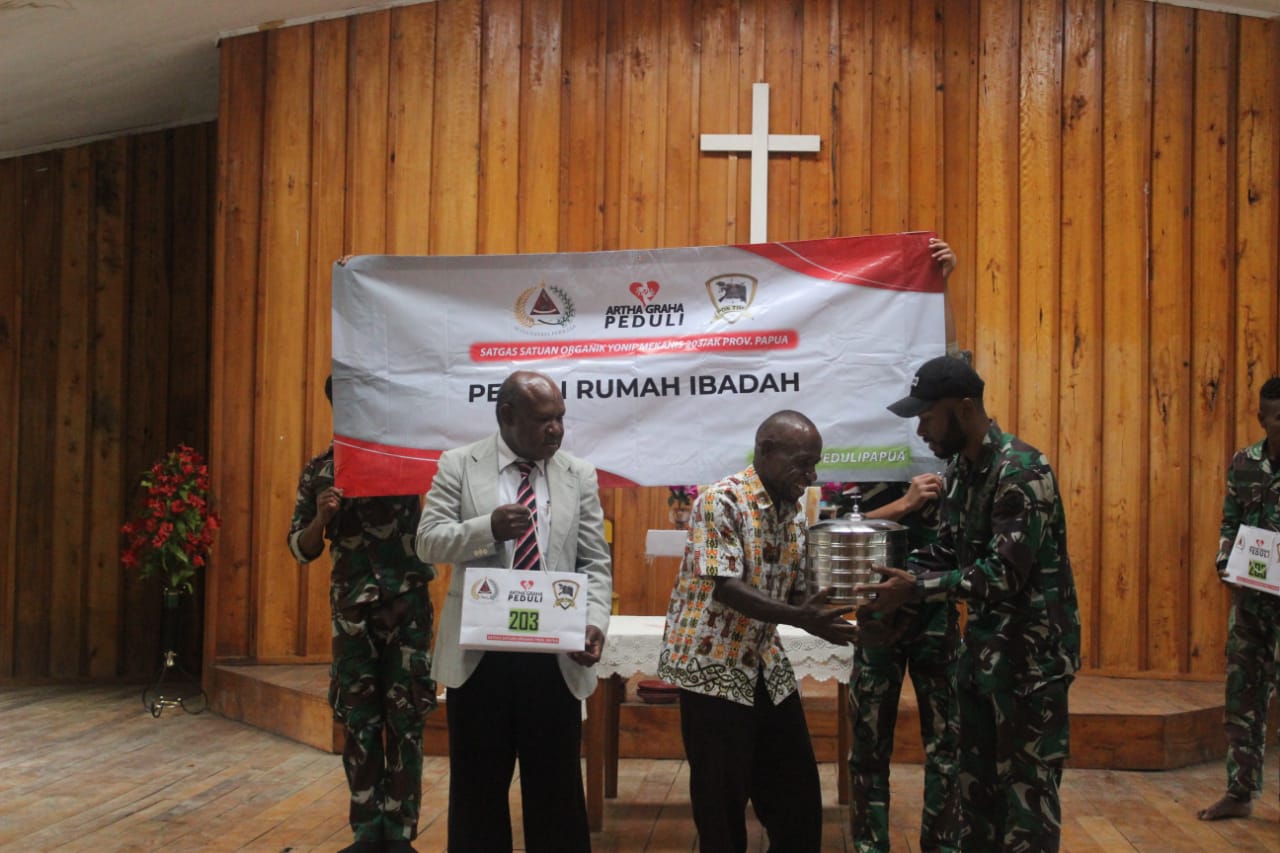 Satgas Yonif Mekanis 203/AK Bekerja Sama Dengan Artha Graha Peduli Rumah Ibadah