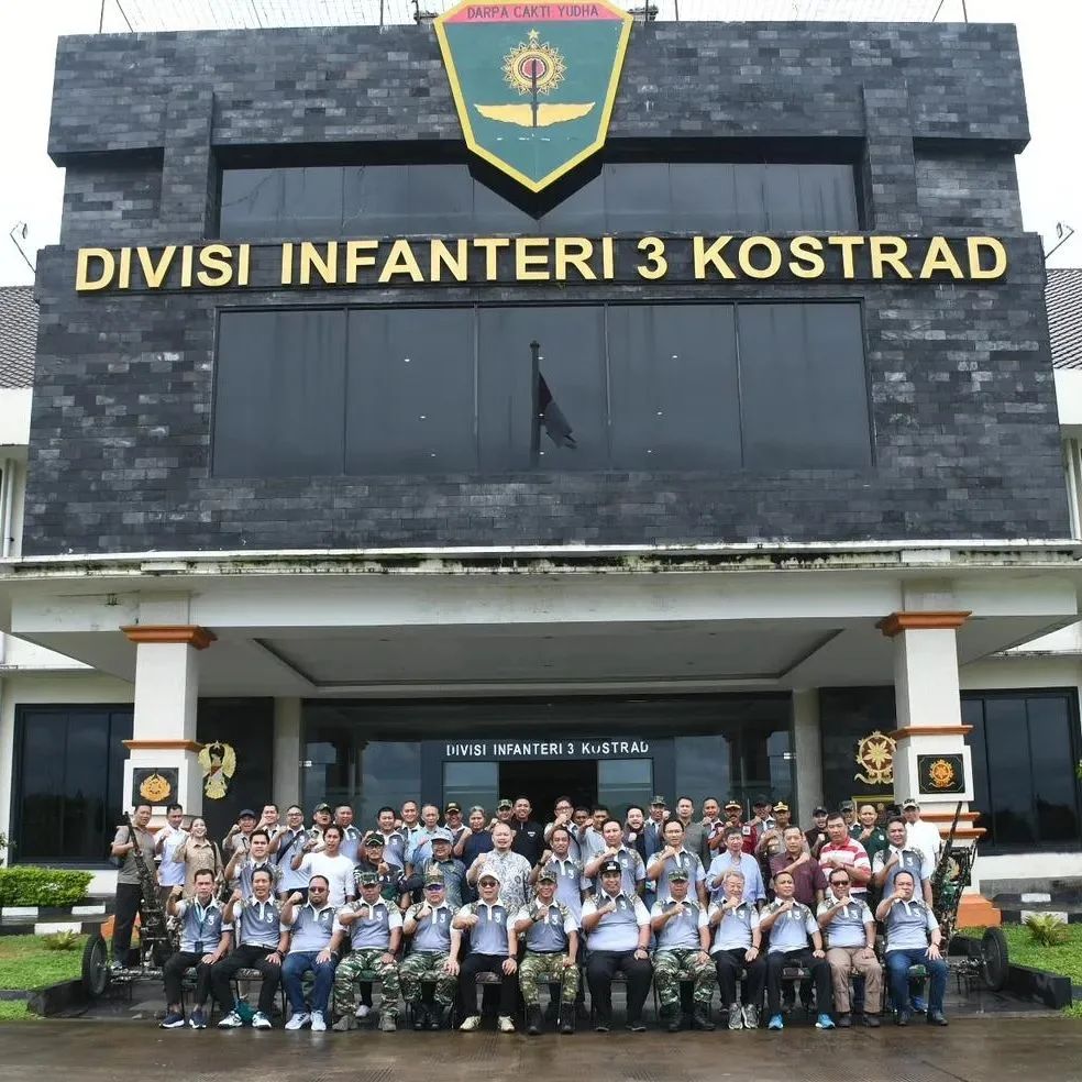 Coffee Morning Dan Fun Shooting,Pangdivif 3 Kostrad Mayjen TNI Novi Helmy Prasetya, S.I.P., M.I.P. Bersama Warga Kehormatan