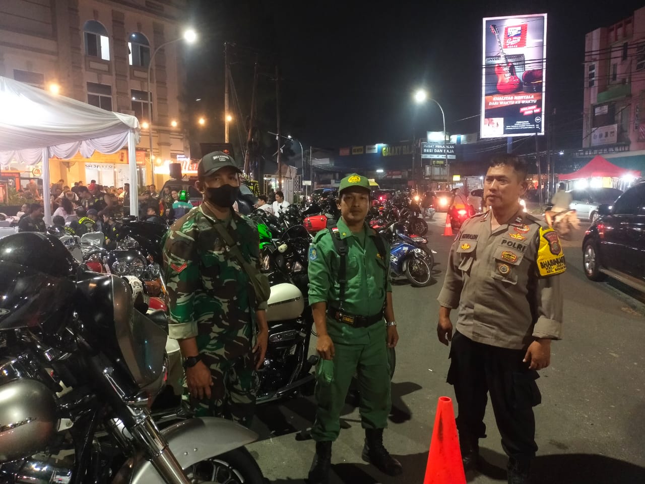 Himbau Warga Jaga Kamtibmas, Babinsa Koramil 01/Kranji dan Bhabinkamtibmas Lakukan Patroli Malam