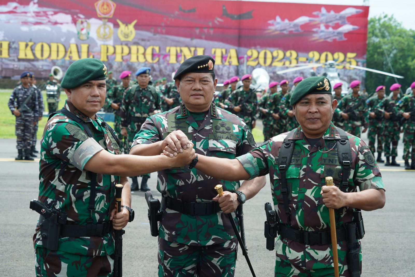 Panglima TNI Pimpin Upacara Alih Kodal PPRC TNI TA 2023-2025 dari Divif 1 Kostrad kepada Divif 2 Kostrad